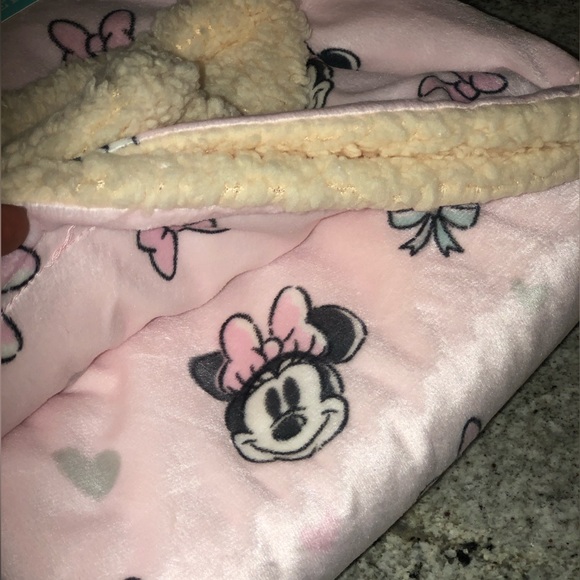 ✨NWT✨ Disney Minnie Mouse Reversible Plush Sherpa Baby Blanket Pink Bows Hearts - Picture 5 of 8